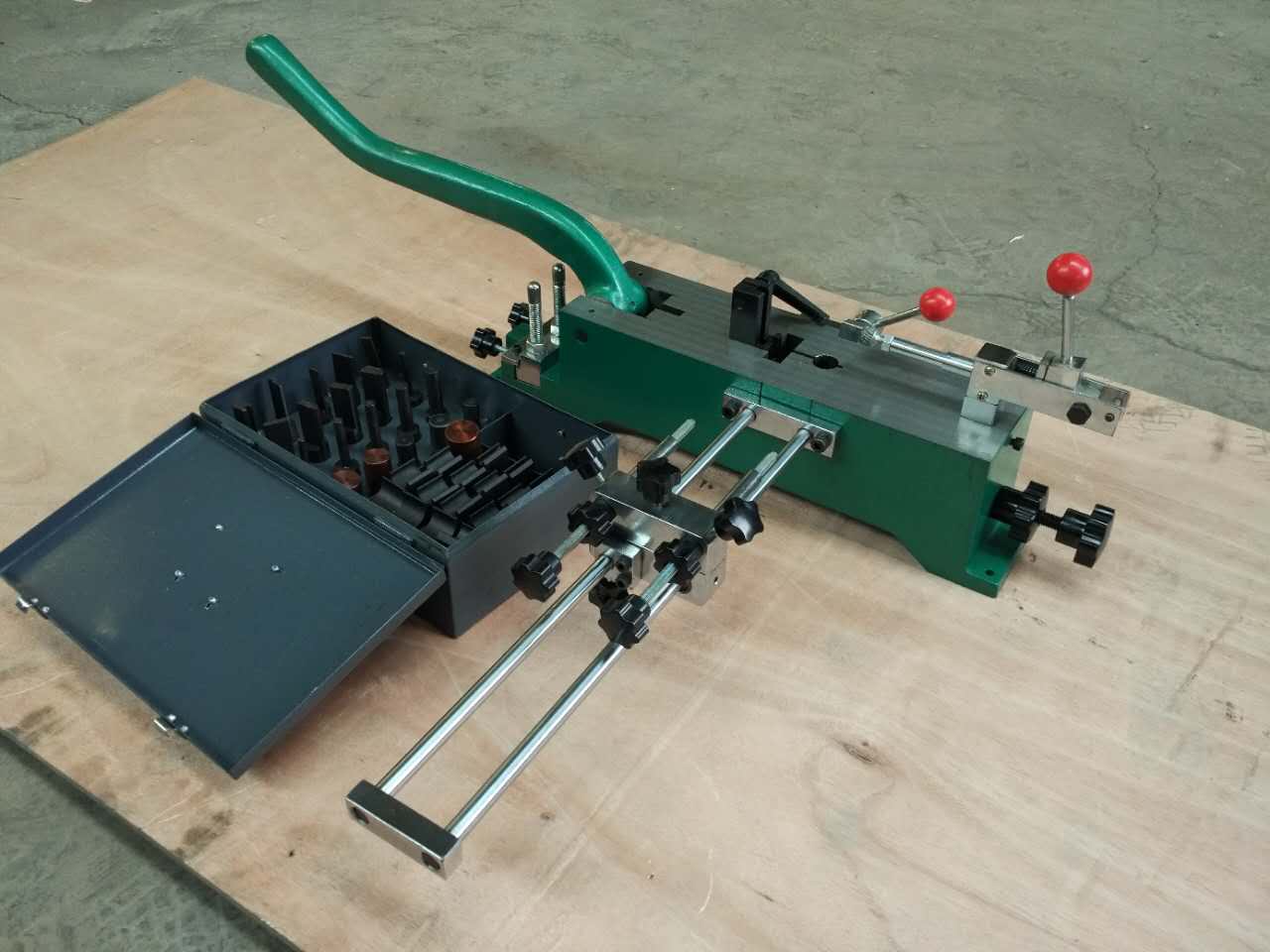 Manual bender machine